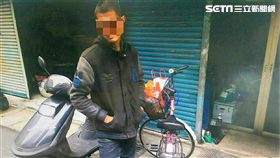 余男三不五時順手牽羊偷腳踏車代步，左手還握著蟑螂不放開，甚至還在候詢室打手槍引起公憤（翻攝畫面）