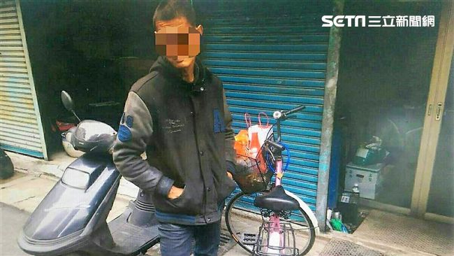 鐵馬賊握拳不鬆手　警扳開竟爬出這個