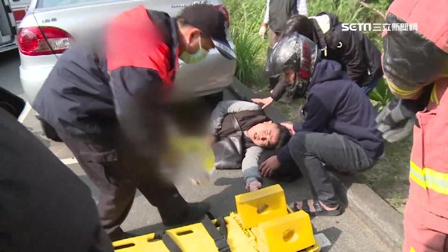 過彎車速快自撞　騎士卡車底不斷哀號
