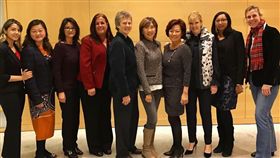 台僑黃百齡當選紐約皇后區植物園董事長
紐約市皇后區植物園選舉新一屆董事長，由台僑黃百齡
（右5）當選，她是植物園成立70年來首位亞裔董事長
。左5是皇后區植物園園長拉瑟特。圖／中央社