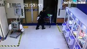 新店大賣場一名陳姓顧客將已結帳的購物車放在專櫃外遭何姓男子推走至廁所挑選自己所需物品（翻攝畫面）