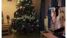 摔角,選手,霍爾,Scott Hall,聖誕節,聖誕樹,Instagram,照片,AV,WWE(每日郵報 http://www.dailymail.co.uk/news/article-4037476/WWE-star-Scott-Hall-left-embarrassed-shares-picture-Christmas-tree-reveals-watching-PORN-TV.html)