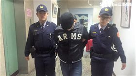 陳姓毒販與佯裝買家的警員面交，察覺有異後竟衝撞警員逃逸，今天主動到案被警方訊後移送（翻攝畫面）