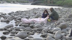 違法抓毛蟹  通緝犯疑失足溺斃（1）
苗栗縣46歲徐姓通緝犯15日晚間與友人至後龍溪違法架
網抓毛蟹，途中看到警車經過，跑向河床躲避不見蹤影
，16日上午被親友發現疑似失足溺斃在冰冷溪水中。
中央社記者魯鋼駿攝  105年12月16日