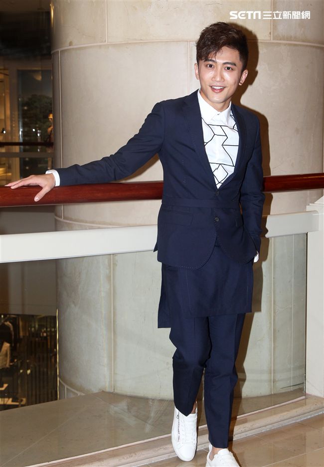 「快樂幫」歌手楊程鈞等待10年終發行首張迷你專輯《藏不住》。（記者邱榮吉/攝影）