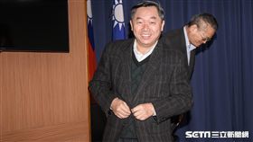 行管會主委邱大展回應16日黨產會預備聽證會及高等行政法院裁定，臉上難掩笑意。　圖／記者林敬旻攝