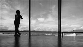 男孩、小孩、小男孩／flickr－Marco Giumelli
（https://www.flickr.com/photos/marcogiumelli/14660455967/in/photolist-okuENc-nm1xYi-Bm11a-5se6ta-pGSuEh-owbXNf-6TPPAg-9c33SV-6TTQub-pJXNux-qxYsZZ-6TPRgB-pGSuBw-pGSutW-bUXDS8-6FEMtt-pGSuAu-edfyYR-6TPRFt-7vqFtD-2EPqkf-FM5EN-3epEMK-6jw6fY-597iWr-7iJucB-oNa2VC-6jrVkt-49nmPc-987MgK-qpzVw3-49rqWW-eCid1-72iRcy-ghBsBA-2YSs7V-fM2vA1-91WPJN-2iThP6-pK5KaE-49rrw5-bWLrZB-egMsfw-7x7gLS-2KJ99Q-7CroJ8-49nomz-9BxkRB-pstpGz-57XuoT)
