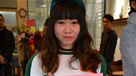 燒傷站2秒腿就刺痛 沒人讓座她用畫繪心酸
22歲羅雁婷是八仙塵爆傷者，全身46%面積燒傷，手肘
無法彎曲，也無法久站，搭捷運也苦無人讓座。她以傷
後經歷作畫，希望更多人了解燒傷者痛苦。
（陽光基金會提供）
中央社記者陳偉婷傳真