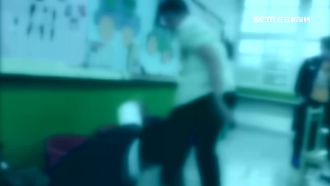 砸椅還飛踢！少年互毆「教室變擂台」