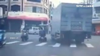 翁逆向騎電動車　險遭捲入貨車車底