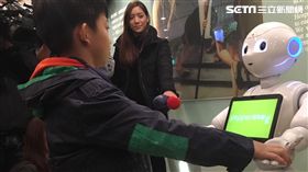 臺安醫院引進2台機器人Pepper，未來將分擔基本導覽服務、大廳迎賓、還能與民眾互動玩遊戲。（圖／楊晴雯攝）
