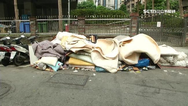 把巷子當廢棄場！缺德男亂丟垃圾床墊