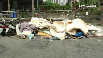 把巷子當廢棄場！缺德男亂丟垃圾床墊