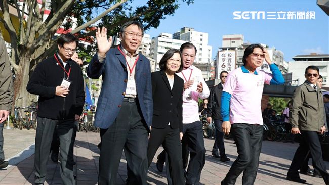 和總統同台　隨扈請柯「讓條路來」