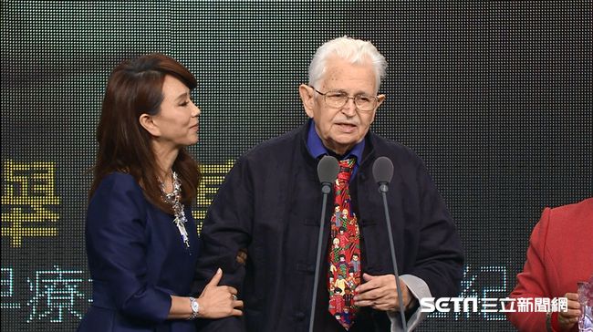 致力台灣特教　甘惠忠神父將領唱國歌