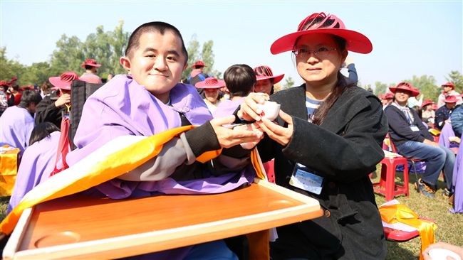 玻璃娃娃「轉大人」　坐輪椅為母奉茶