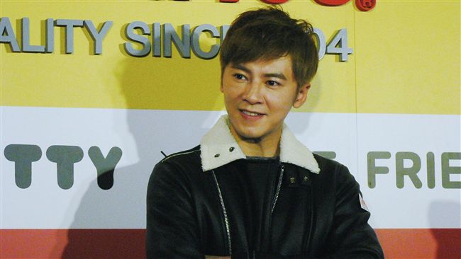 李國毅下戲無表情　和連俞涵爭誰先閃