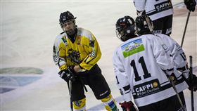 未打磨鑽石  台灣少年驚豔法國曲棍球隊
法國盧恩冰上曲棍球俱樂部收到一份台灣少年的報名資料時，還很狐疑，但看到桑濯恩（左）的表現後，立刻決定要他加入。他們說，這是一顆未經打磨的鑽石。
中央社記者曾依璇盧恩攝  105年12月18日