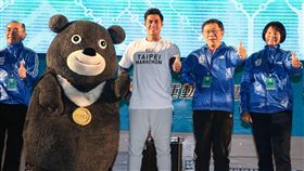 LD
陳偉殷柯文哲三連拍（3）
2016台北馬拉松18日清晨在台北市政府前市民廣場舉行，旅美棒球好手陳偉殷（中）也現身會場，和台北世大運吉祥物、台北市長柯文哲（右2）三連拍。
中央社記者謝佳璋攝 105年12日18日