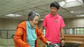 照顧長輩當志業 魏中龍樂在其中（1）
台南市悠然山莊安養中心照顧服務員魏中龍（右），年
僅30歲已擁有超過8年的工作資歷；從學生時代就到悠
然山莊工讀，把照顧長輩當成志業。
中央社記者楊思瑞攝  105年12月18日