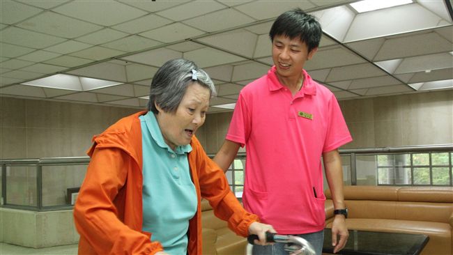 立志照顧長輩　30歲的他服務8年