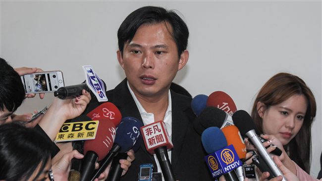 遭柯建銘千字文痛批　黃國昌回應了