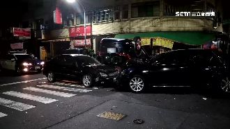 2車碰撞波及路口車　3車疊撞4人傷