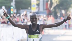 2016台北馬拉松18日早上在台北市政府前市民廣場起跑，肯亞選手基特瓦拉（Sammy kitwara）（圖）率先抵進終點並且打破大會紀錄。中央社記者李宇政攝 105年12月18日 16:9