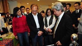 行政院長林全，參訪雙連安養中心。（行政院提供）