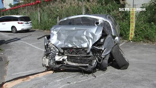 失控逆向連環撞3車　車頭爛掉全毀