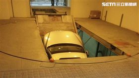  一車進入停車機械升降機時，突然斷裂 翻攝畫面