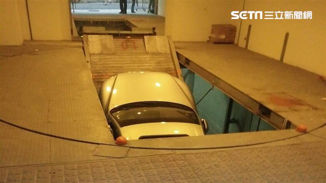 停車場升降梯突斷裂　母女人車墜落