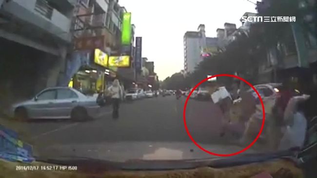 4歲童伴母上街回收　突衝車道遭撞傷