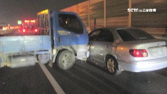 國道急煞卻打滑　貨車失控撞路肩車