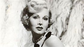 -莎莎嘉寶-Zsa Zsa Gabor-圖/翻攝自每日郵報-http://www.dailymail.co.uk/tvshowbiz/article-3438638/Zsa-Zsa-Gabor-rushed-hospital-two-days-99th-birthday-having-difficulty-breathing.html