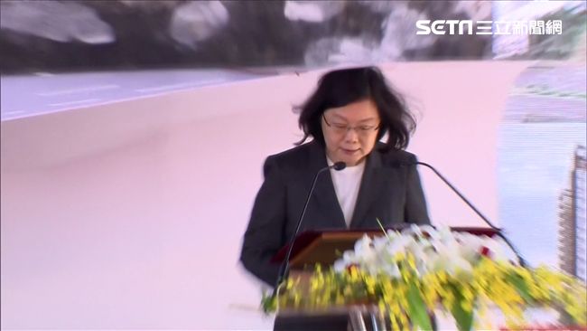 被看板砸頭　蔡英文臉書發文有玄機