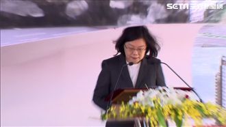 被看板砸頭　蔡英文臉書發文有玄機