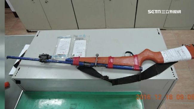 男持上膛獵槍盜獵　拒捕與警激烈扭打