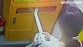 天母SOGO停車場繳費機存根聯遭一對情侶全數拉出帶走（翻攝畫面）
