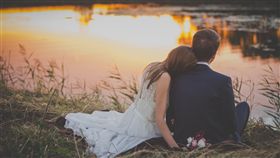 情侶,婚紗,結婚,約會,依偎,戀愛,愛情（圖／PEXELS）