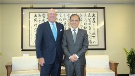 行政院長林全接見、「卡內基國際和平基金會」研究副會長包道格。（行政院提供）