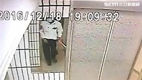 居住在「楓丹白露社區」江蕙胞弟遭歹徒持鐵撬敲破頭，所幸僅有輕微撕裂傷，警方正循線追緝兇手到案（翻攝畫面）