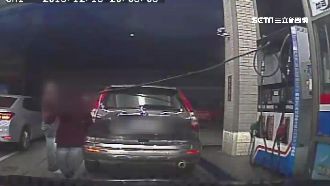 找死？駕駛竟拉長油管「反方向」加油