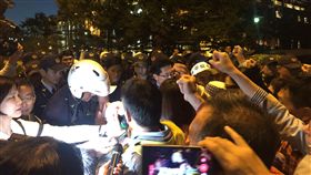 由太極門等團體組成的法稅改革聯盟正在凱道舉辦抗爭 活動。19日傍晚5時許，總統府內4個門都突然架上門栓 、上了門鎖，府方指出，是太極門陳抗民眾有一些激情 行為。圖為府外民眾聚集喊口號。 （讀者提供） 中央社記者葉素萍傳真　105年12月19日