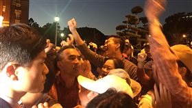 由太極門等團體組成的法稅改革聯盟正在凱道舉辦抗爭 活動。19日傍晚5時許，總統府內4個門都突然架上門栓 、上了門鎖，府方指出，是太極門陳抗民眾有一些激情 行為。圖為府外民眾聚集喊口號。 （讀者提供） 中央社記者葉素萍傳真　105年12月19日