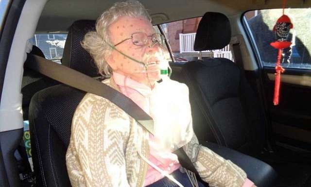 老人疑似凍死車內！警破窗遭車主罵