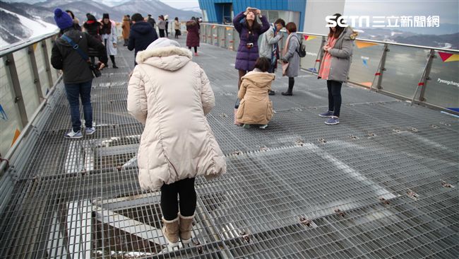 直擊平昌冬奧會場　腳踏簍空滑雪跳台