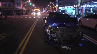 追撞客運車頭全毀　駕駛竟還想肇逃