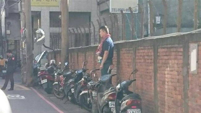 不滿年前遭解雇　男子拎汽油喊自殺