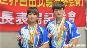 自由式輪滑「速樁」金牌羅珮瑜與銀牌陳貝怡（圖／記者王怡翔攝）